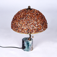 Lampe de table de luxe style ferme, éco-responsable, avec base en pierre naturelle et abat-jour en agate cristalline LED multicolore pour salon et maison