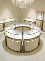 Vitrine de présentation de bijoux incurvée de luxe sur mesure avec éclairage LED, conception gratuite pour toute la boutique de bijoux