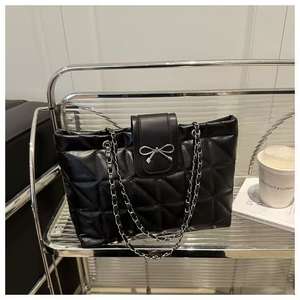 Bolso de hombro y bandolera con cadena acolchada con decoración de lazo de metal - Product Image 4