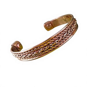 Bracelet en cuivre massif à motif ajouré estampé ayurvédique, bijou en métal tendance au design exquis - Product Image 1