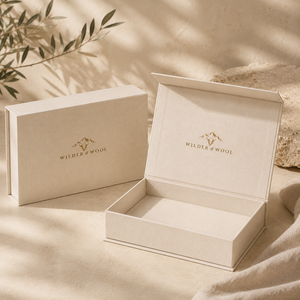 Boîte cadeau en carton rigide texturé ivoire avec intérieur vide, emballage personnalisé avec logo pour bijoux, parfums et produits de marques haut de gamme - Product Image 1