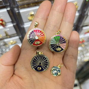 Colgante Redondo de Esmalte Colorido al por Mayor, Dije de Latón Chapado en Oro con Diseño de Abanico Radiante para Collares y Pulseras - Product Image 1