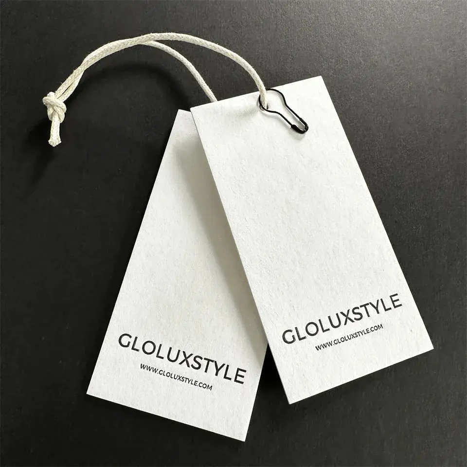 Luxus recycelte Kleidungs etiketten Geprägte benutzer definierte Druck hängen Tags Spezielle Karton Kleidung hängen Tags für Kleidung Eigenes Logo