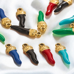Breloque piment en émail coloré avec couronne en or PVD |   Pendentif porte-bonheur Cornicello en acier inoxydable pour la fabrication de bijoux - Product Image 4