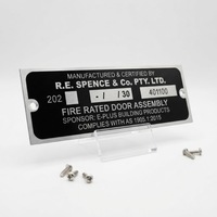 Étiquette de porte personnalisée en aluminium argenté avec lettres en relief, sérigraphiée, résistante au feu, avec code QR et numéro de série gravé