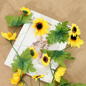 Vignes artificielles de tournesol Hanxi jaunes, 17 têtes, grandes fleurs en soie pour décoration intérieure et extérieure, style moderne et simple - Product Image 3