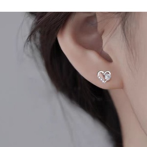 Boucles d'oreilles clous en cuivre en forme de petit cœur, serties de zircone cubique ronde de 3 mm, pour femmes, idéales pour le quotidien - Vente en gros - Product Image 3