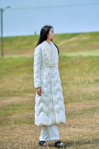 Manteau long en duvet blanc pour <span class=keywords><strong>femme</strong></span>, col en fausse fourrure, nœud grenouille fait main, matelassage ondulé, léger et chaud, manteau d'<span class=keywords><strong>hiver</strong></span> matelassé - Product Image 4