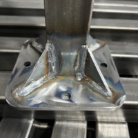Support en acier soudé sur mesure avec option de tube carré en acier cornière, trous percés avec précision pour le montage d'équipements