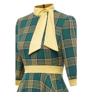 Vestido estilo Hepburn europeo y americano de manga tres cuartos, cuello alto, cintura con lazo y diseño a cuadros verdes con bloques de color. - Product Image 5