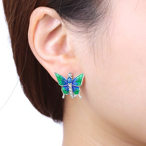 Los pendientes de mariposa azul verdoso son el regalo perfecto para una niña, y también una opción ideal para un regalo de aniversario o cumpleaños. - Product Image 5