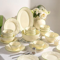 Service de table en céramique de style français, 62 pièces, en porcelaine fine, avec motif fraise sculpté, bols et assiettes, idéal pour un cadeau de pendaison de crémaillère