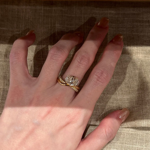 Anillo <span class=keywords><strong>de</strong></span> Compromiso <span class=keywords><strong>de</strong></span> Lujo <span class=keywords><strong>con</strong></span> Circonita Cúbica Paraiba <span class=keywords><strong>de</strong></span> Corte Ovalado para Mujer, Chapado en <span class=keywords><strong>Oro</strong></span> <span class=keywords><strong>de</strong></span> 18K, <span class=keywords><strong>con</strong></span> Banda Ondulada Cruzada y Circonitas Pavé - Product Image 2