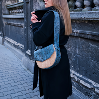 Tas Bahu Bentuk Sabit dengan Tekstur Kork untuk Wanita Desain Ringan Crossbody Dompet Vegan Logo Kustom OEM
