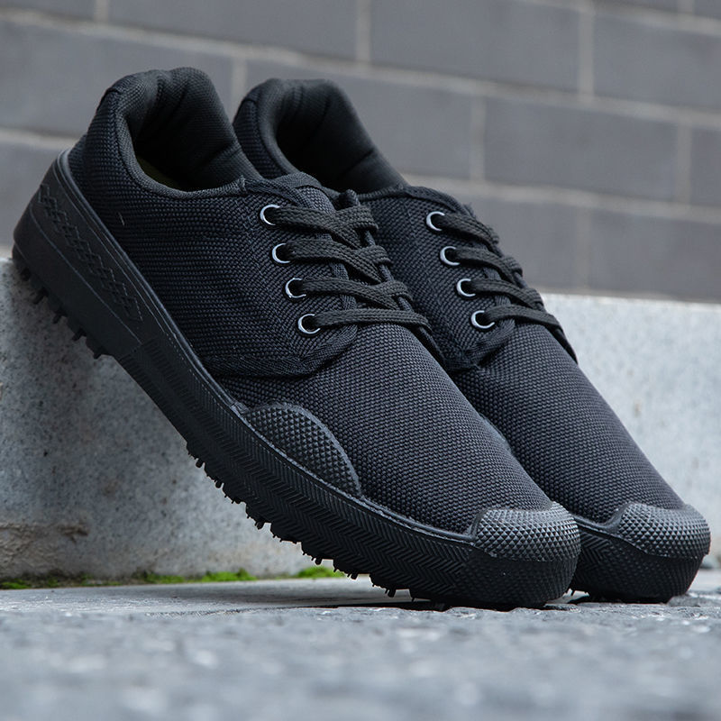 Low-top black sneakers