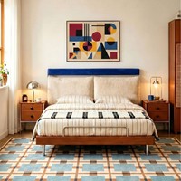 Lit double en bois massif de style Bauhaus, d'inspiration française, du milieu du siècle, avec tête de lit minimaliste rembourrée, à joints mortaise et tenon, pour chambre principale
