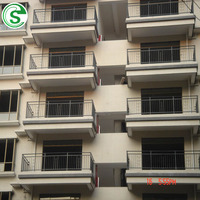 Balustrade de balcon moderne et simple en acier inoxydable avec barres horizontales et verticales pour appartement résidentiel