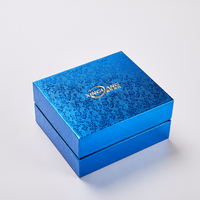 Boîte cadeau rigide en carton gris, impression logo par estampage à chaud sur mesure, couvercle et base de luxe, pour cosmétiques et bijoux.