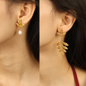 ต่างหูรูปใบไม้ สีทอง มุกสีขาว สไตล์หรูหราสำหรับผู้หญิง สวมใส่ได้ทุกวัน - Product Image 4