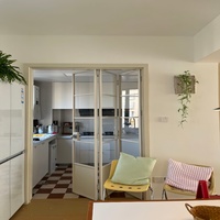 Porte pliante haut de gamme en aluminium, double vitrage trempé, hermétique, écoénergétique, sur mesure pour maison neuve et espace ouvert
