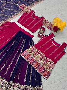 Tenue Darbari de qualité supérieure pour femmes, vêtements ethniques royaux traditionnels, parfaits pour les festivals et les mariages, disponibles à la vente. - Product Image 4