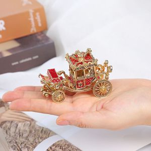 Artigianato Decorativo a Forma di Carrozza con Corona, Intarsiato di Diamanti e Smaltato, Decorazione per la Casa - Product Image 2