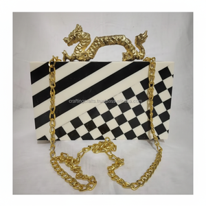 Magnifique pochette en résine pour femmes Modèle élégant de conception peint à la main Luxueux de haute qualité pour les rassemblements formels Événements - Product Image 1