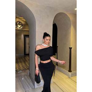 Costume formel noir avec décoration boutonnée style jupe - Product Image 3