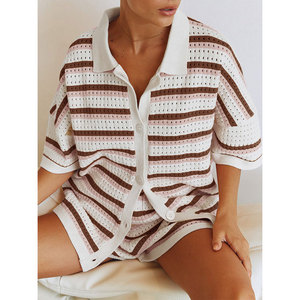 Conjunto de Punto de 2 Piezas para <span class=keywords><strong>Mujer</strong></span>, Moda 2026, Cárdigan a Rayas de Manga Corta con Solapa, Shorts de Cintura Alta con Bloques de Color, Atuendo con Botones - Product Image 3