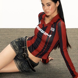 เสื้อยืดฟุตบอลปักลายตาข่ายสไตล์อเมริกัน เสื้อกีฬาวิทยาลัย เบสบอลย้อนยุค คอวี เสื้อฟุตบอล 24/25 สำหรับผู้หญิง - Product Image 1