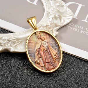 Collares al por mayor de acero inoxidable con colgante de la Virgen María sosteniendo un niño, chapado en oro de 18k. - Product Image 4