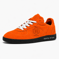 Baskets basses décontractées en daim PU mat ton sur ton orange avec empeigne en maille, lacets contrastants blancs, logo gaufré et semelle plate noire