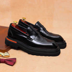 รองเท้าหนังแท้แบบสวม ระบายอากาศได้ดี น้ำหนักเบา สไตล์วินเทจ แกะสลักลายอิฐ สำหรับผู้ชาย แนวเรโทรลำลอง สำหรับฤดูใบไม้ร่วง ขายส่ง - Product Image 1