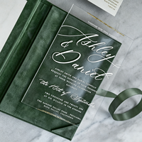 Élégant livre d'invitation de mariage en velours vert forêt avec couverture rigide, monogramme doré personnalisé, cartes d'invitation en acrylique et enveloppe