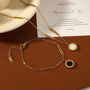 Pulsera con Colgante de Acero Inoxidable con Números Romanos Dorados, Moderna, Negra y Blanca de Doble Cara, para Regalo de Mujer, Fiesta, Boda - Product Image 3