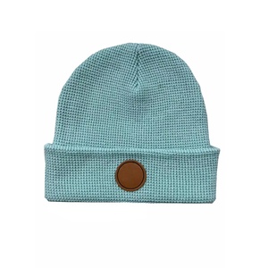 Gorras y Gorros Ecológicos Sostenibles de RPET Reciclado con Parche Bordado de Cuero y Goma Personalizados, Gorros de Punto Tipo Waffle - Product Image 1