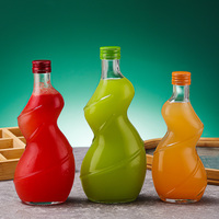 Irreguliere spiraalvormige glazen fles met kleurrijk schroefdopje voor sap, fruitwijn, dranken, op maat gemaakte draaidop.