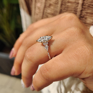 Elegante anillo de diamante cultivado en laboratorio con piedra de corte brillante y banda duradera hecha para un brillo duradero de la India - Product Image 3