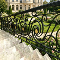 Balustrades en fonte et verre sur mesure pour escaliers et balcons, design moderne, installation facile, faible coût d'entretien