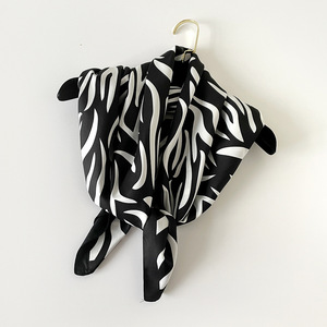 Bufanda de Seda de Primera Calidad con Estampado Animal para Envolver la Cabeza - Product Image 5