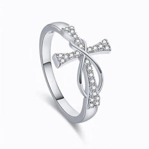 Bague Croix Plaqué Or Blanc avec Cristaux Brillants Sertis Pavé, Bijou Religieux Chrétien Unisexe pour Usage Quotidien - Product Image 1