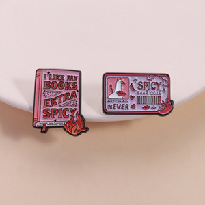 Broches émaillées SPICY Book Club, Broches 'I LIKE MY BOOKS EXTRA SPICY', Badges pour sacs à dos et revers, Bijoux <span class=keywords><strong>de</strong></span> mode, Cadeaux pour amis - Product Image 1