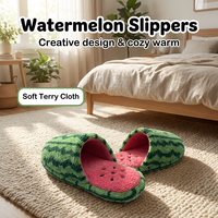 Pantoufles en peluche mignonnes en forme de pastèque, pantoufles d'intérieur douillettes en forme de fruit, détails de graines roses, antidérapantes, pour l'hiver, logo personnalisé