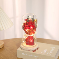 Bouquet de roses préservées de la Saint-Valentin dans un dôme en verre avec lumière LED