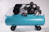 Nouveau V-0.25/8 220V 70L 2.2KW moteur Portable Piston entraînement par courroie Type compresseur d'air pour les Industries minières