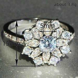 Anillo de Compromiso de Diamantes en Oro Blanco para Mujer Q639, Corte Brillante Redondo, Piedra Central de Color G Natural con Diamantes Laterales - Product Image 4