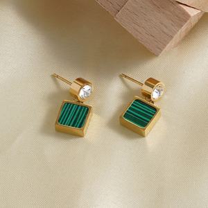 Boucles d'oreilles pendantes hypoallergéniques en acier inoxydable PVD plaqué or 14 carats, motif hortensia et malachite, résistantes à l'eau et inaltérables, vente en gros - Product Image 2