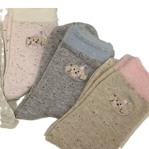 Chaussettes mi-mollet pour femmes avec bordure en fourrure, motif de chiot mignon, chaudes et tendance pour l'hiver, style unique - Product Image 4