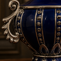 Urne en porcelaine bleu cobalt de style royal européen avec couvercle et accents en argent clouté – Pièce maîtresse de luxe pour la décoration de palais et de maison
