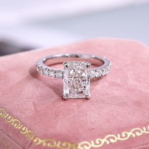 Anel de Noivado e Casamento Feminino em Ouro 14K Real com Diamante de 3 Quilates Lapidação Radiante Criado em Laboratório HPHT CVD Certificado pelo IGI - Product Image 1